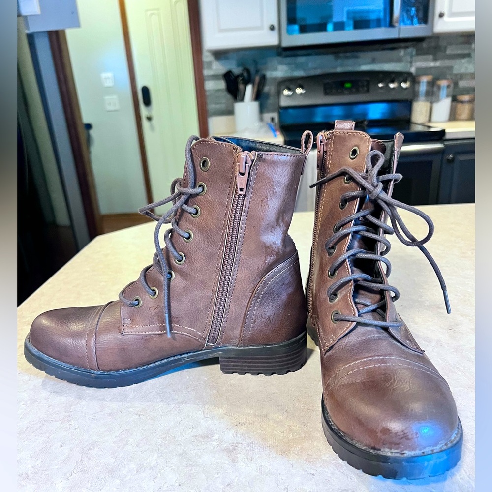 Size 7.5 women’s brown boots